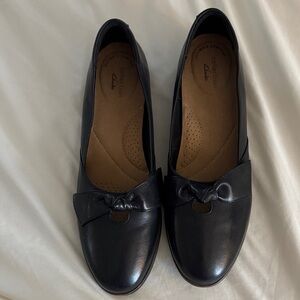 Clarks Women's Elegant Black Loafers with Bow